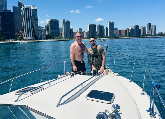 29ft Sea Ray Sundancer Captained Boat In Chicago for 6 Guests
