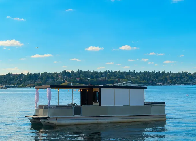 Luxury Party Pontoon with Restroom, Rooftop Deck & More – Hourly & Daily Rentals