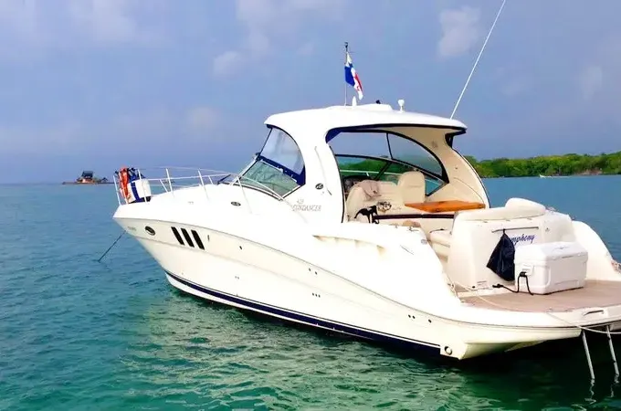 425ft luxury yacht - Rosario island hopping tour in Colombia