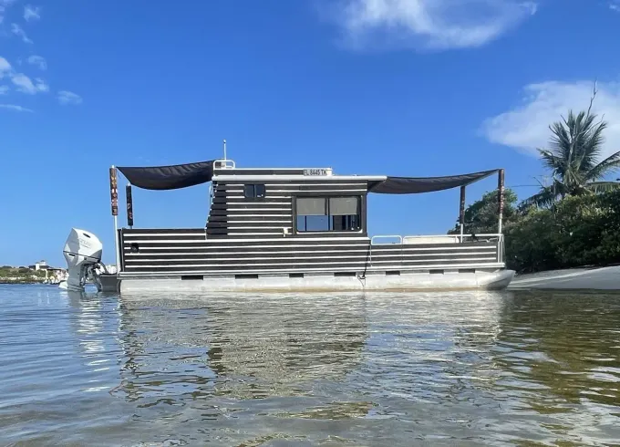 32ft long Pontoon with A/C and restroom
