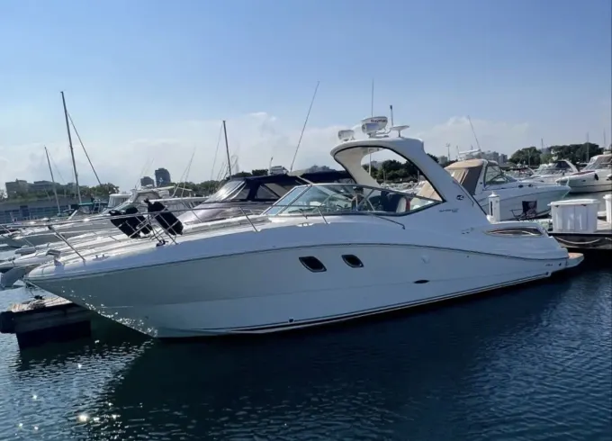 See the Gorgeous Chicago Skyline & Experience Lake Michigan on 33' Sea Ray Yacht