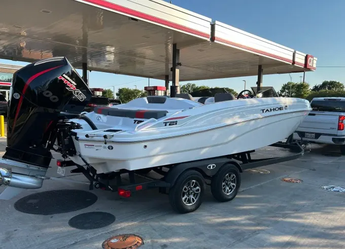 Explore Lake Austin on 21' Tahoe Bowrider