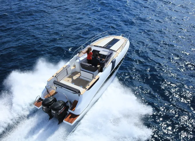 Beneteau Flyer 8.8 with Captain to Explore Dubai Landmarks