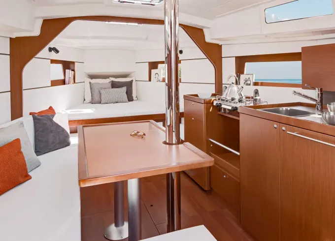 Charter 35' Beneteau Oceanis - Oneira Cruising Monohull in Oristano, Italy