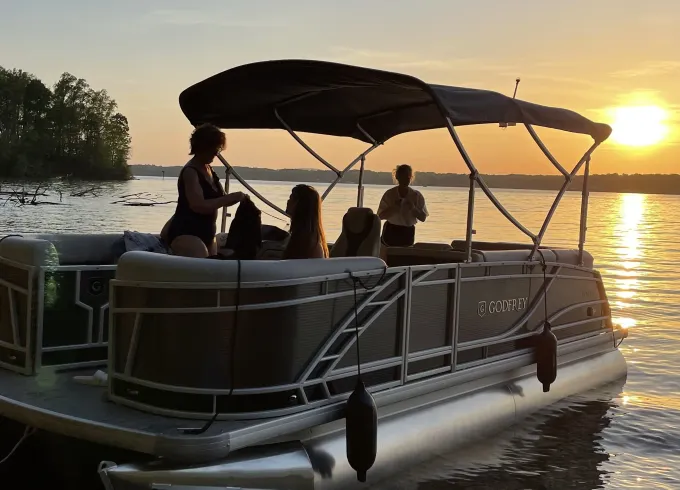 Gorgeous Upgraded Tri-toon Rental on Lake Norman, North Carolina