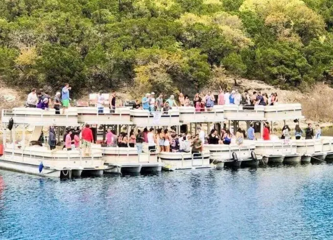 31ft Tritoon Party Boat for Groups of 20 in Austin