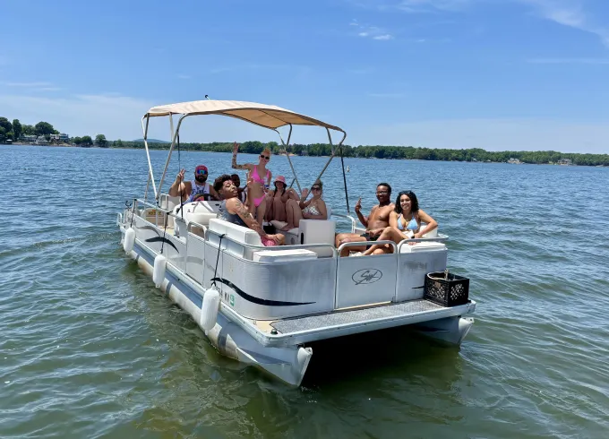 22’ Sweetwater Pontoon on Lake Norman | 9 People Capacity