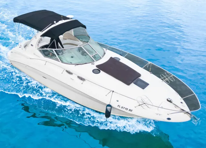 Enjoy our 35ft Sea Ray Sundacer Yacht for Charter in Miami!