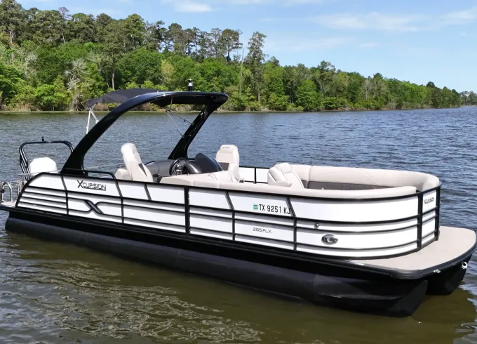 28ft Luxury Tri-Toon w/ Captain | Lake Conroe