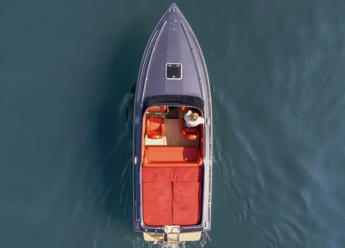 A relaxing tour experience on Lake Como with the Abbate Primatist 23 Yacht