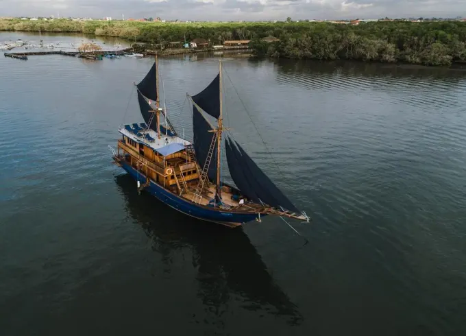 4 days Boutique Pirate Boat cruise in Komodo National Park