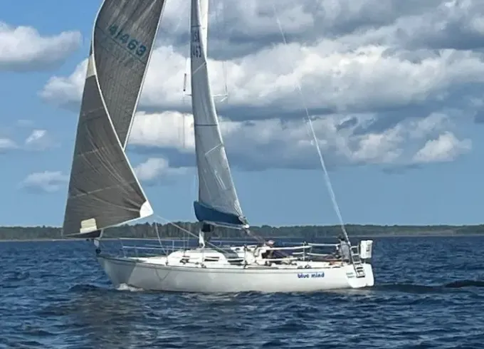 Cruise on the Blue Mind J35 Sailboat for 6 guests