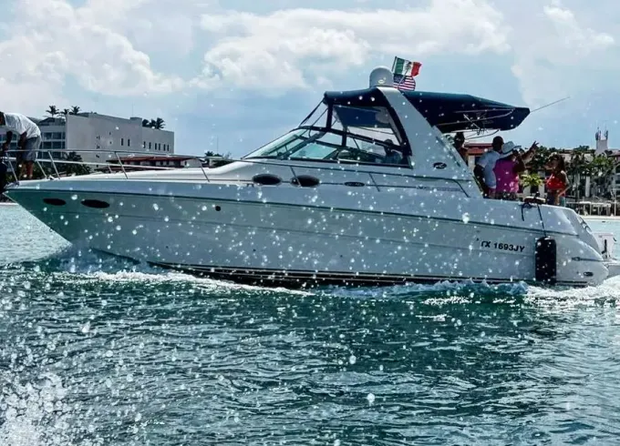 Classic Sea Ray 30 ft, special for your summer getaway in Cancun.