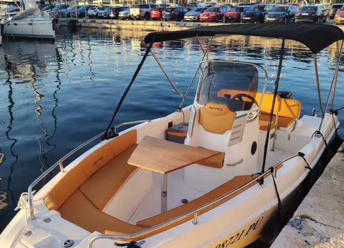 Luxury Boat Tours in Istria aboard 18' Jaguar Powerboat
