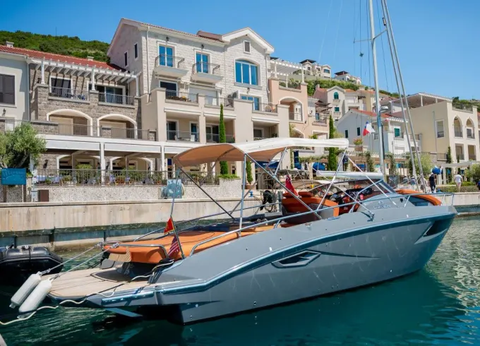Cranchi E 30 Day Cruiser Compact Italian-Designed Day Boat With Sunbathing
