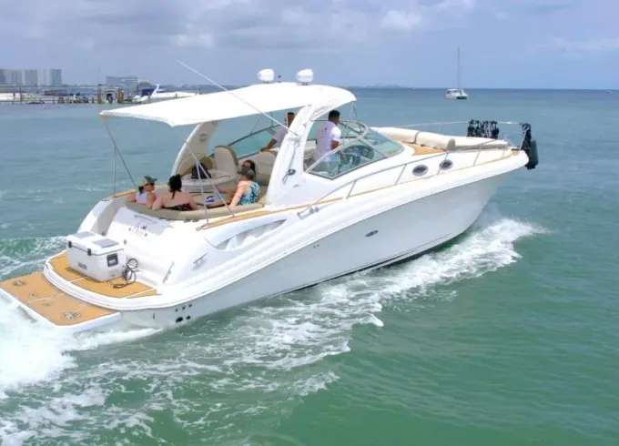 37FT Sea Ray – Comfortable Cruiser with Cabin & Lounge Areas