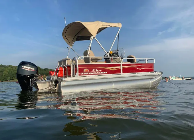 🚤 Pontoon Boat Rental – Relaxing Day on the Water
