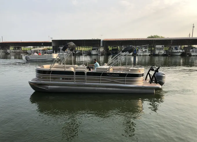 Private Lake Lewisville Pontoon rental with captain