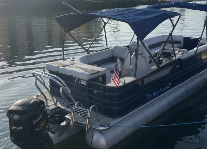 Crest 250 Tri Toon for rent in Venice, Florida