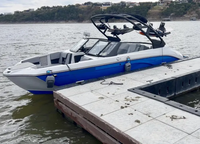 Wake boat Yamaha 222XD on Lake Travis
