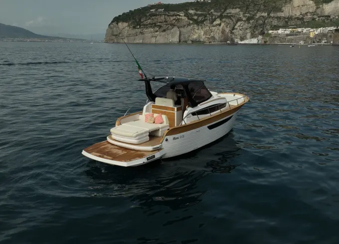 33ft Mira Cabin Private Boat Experience from Sorrento to Capri