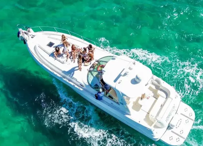 Sea Ray 460 Sundancer in Cancun