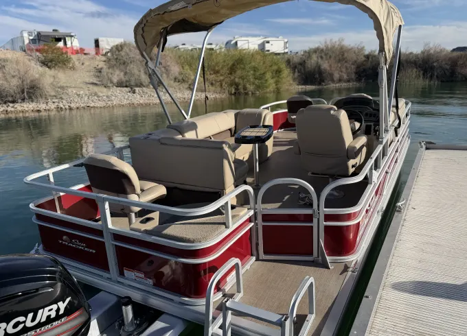 20' Sun Tracker 20 DLX Fishing Barge in Lake Havasu City