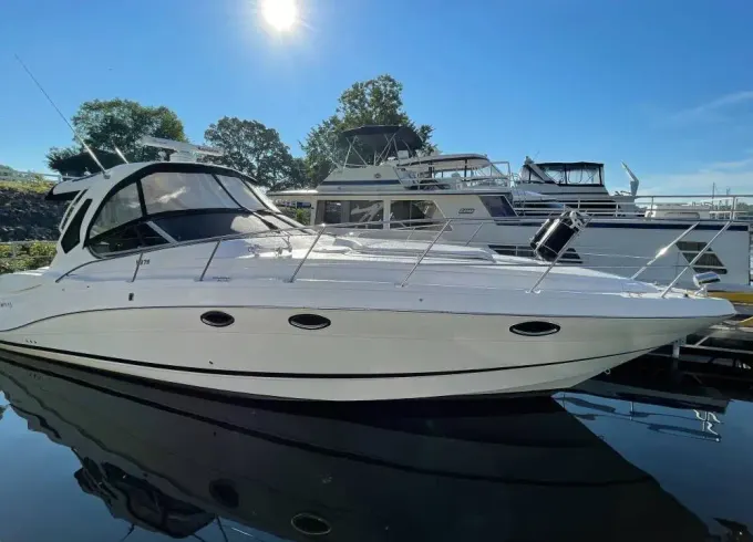 Luxury express Four Winns yacht PERFECT for Bachelor and Bacherlorette parties.