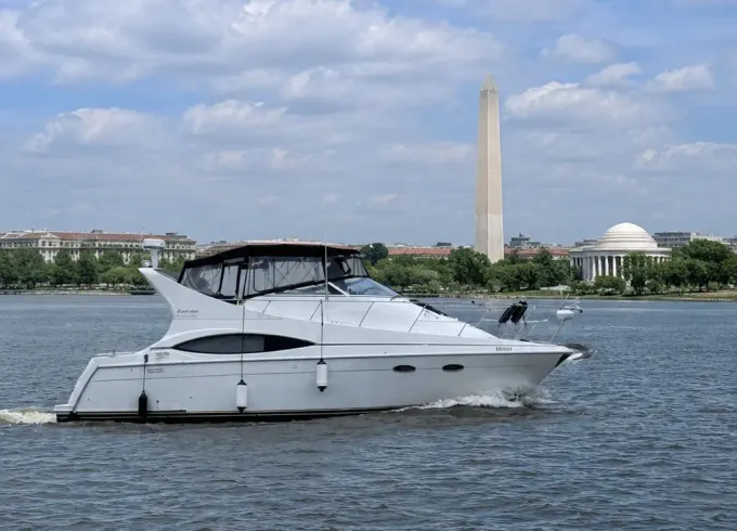 Monumental Cruiser | 37ft Carver Luxury Private Yacht for 12 passengers
