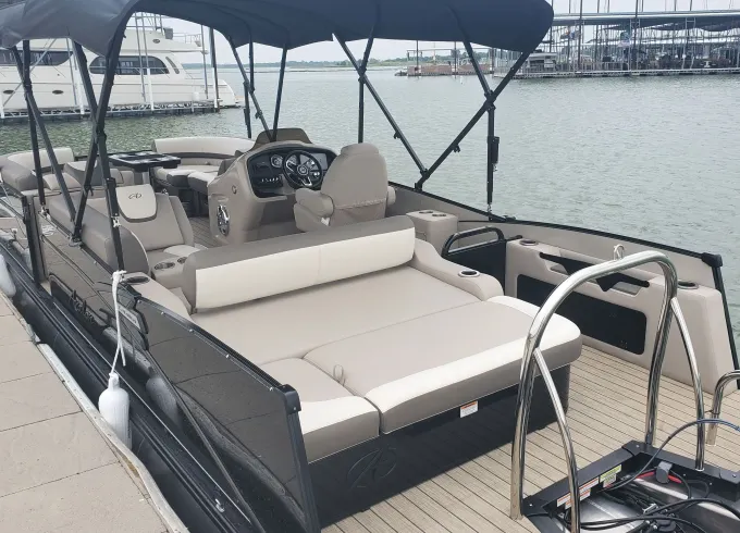 Luxury Pontoon Rental on Lake Lewisville | 70+ 5 Star Reviews