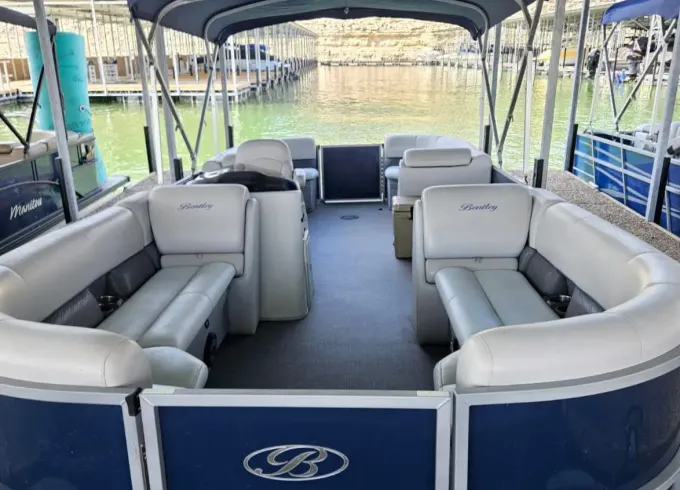 Bentley 240 Navigator Tritoon | Making memories you'll never forget!