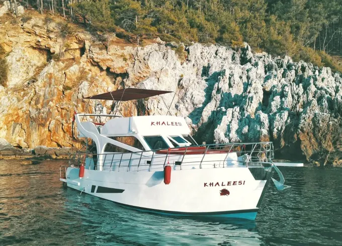 Lux White Motor Yacht for 12 People in Alanya, Turkey