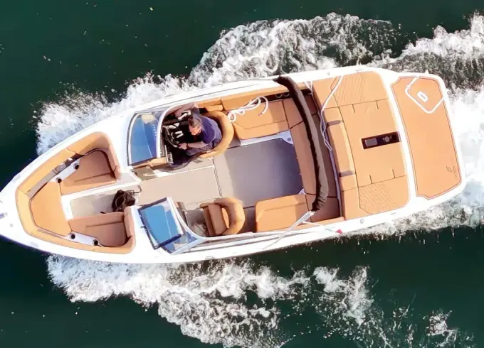 Four Winns H4 Bowrider-Limousine with Captain