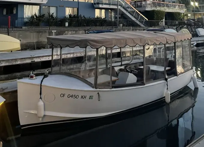 Stunning 20’ Luxury Vintage Duffy with Captain in Marina del Rey
