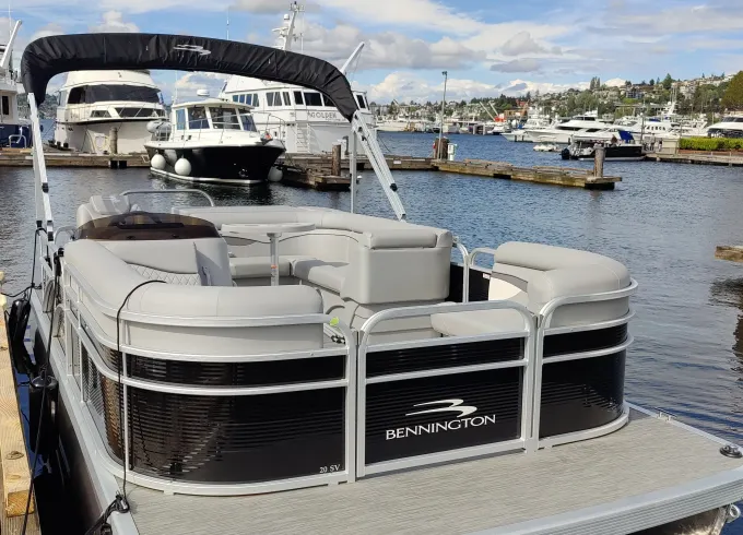 Bennington Pontoon Boat to Explore Lake Union and Lake Washington