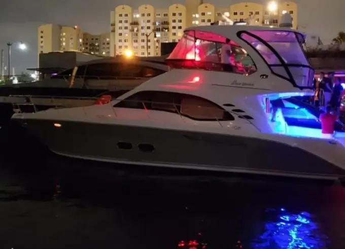 Hit the Water in Style with this 58' SEA RAY for up to 12 peoples in Miami