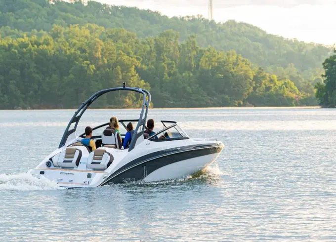 Fast Fun Luxury Boating
