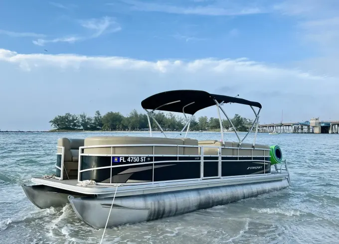 Super Comfy 22’ Pontoon in Bradenton/ fuel included