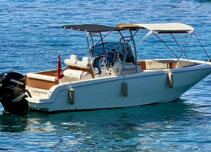 Invictus 270FX Center Console Daily Rental in Cannes for 8 Guests