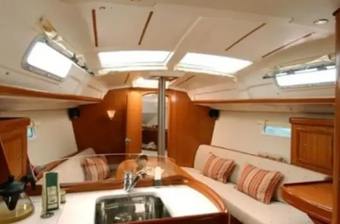 Oceanis 323 Sailboat Charter in Italy