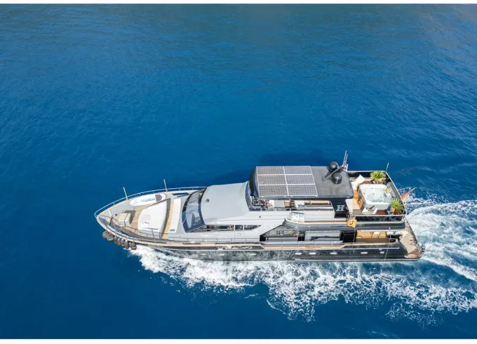 Luxury Yacht with Jakuzzi