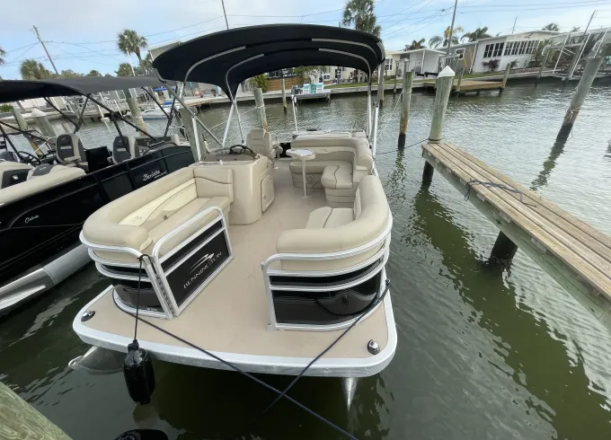 20FT BENNINGTON PONTOON FUN - TREASURE ISLAND