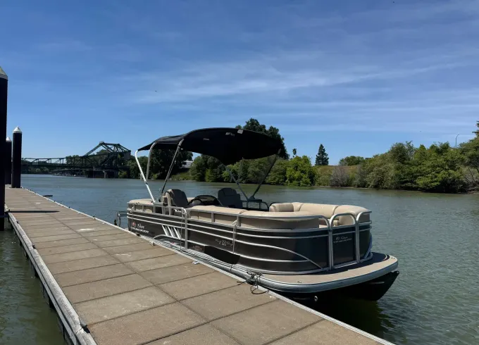 2023 Suntracker Pontoon Boat