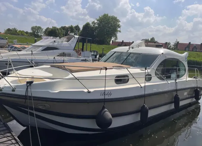 11-meter motor yacht in pure luxury: Experience freedom on the beautiful Eemlake