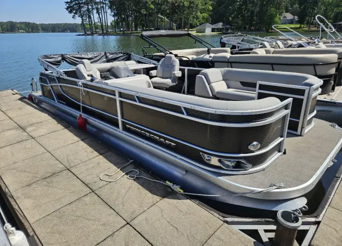 23ft Princecraft Vectra Tritoon – Lake Keowee Boat Rental for Groups Up to 12