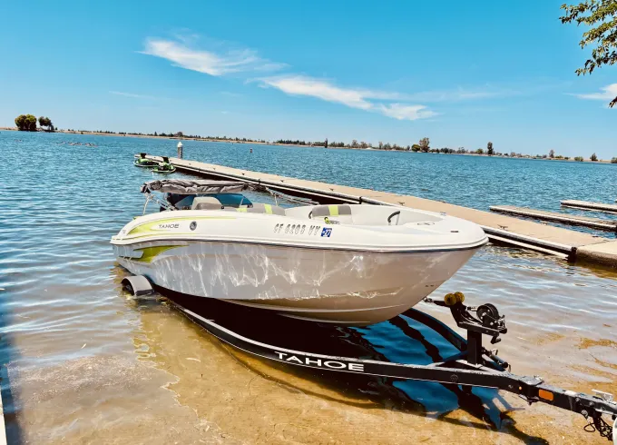 18-ft Tahoe T 18 at McClure Lake - Comfortably Seats 7 People