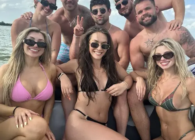 DFW Luxury surf boat to cruise the lake.  Family Cove/Party Cove/ Volleyball