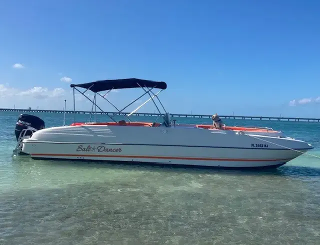 Enjoy Endless Fun in the Sun on the Bayliner 2659 Rendezvous