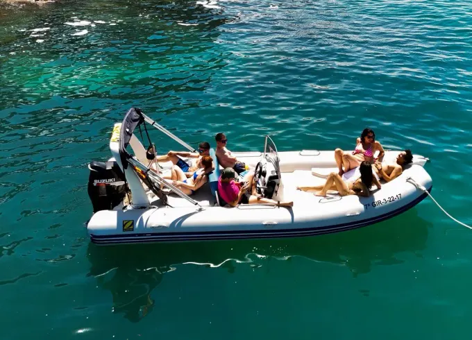 Boat for hire in Roses |  Zodiac Medline 2 for 8 people