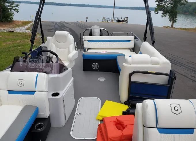 Lake Murray Awaits!!! 23ft Beautiful Tritoon Boat for Rental. Free gas and tube!